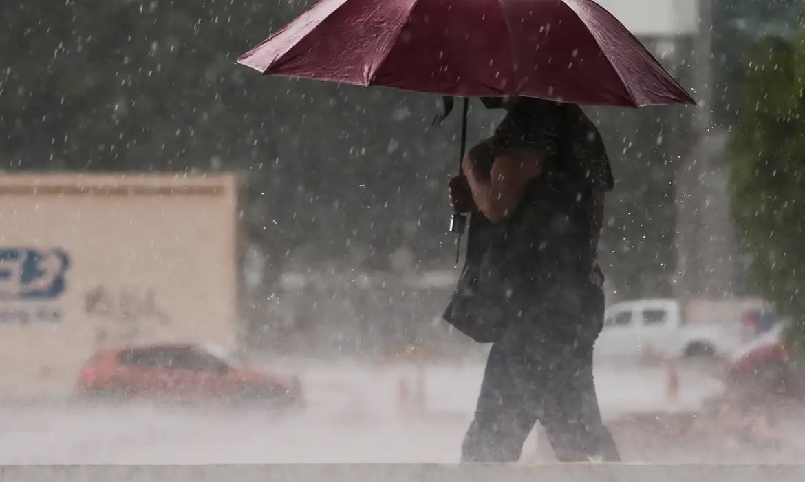Frente fria provoca chuva no Sul e Sudeste nesta sexta-feira, 15; calor e umidade baixa persistem no interior do país Frente fria provoca chuva no Sul e Sudeste nesta sexta-feira, 15; calor e umidade baixa persistem no interior do país - Imagem do artigo original