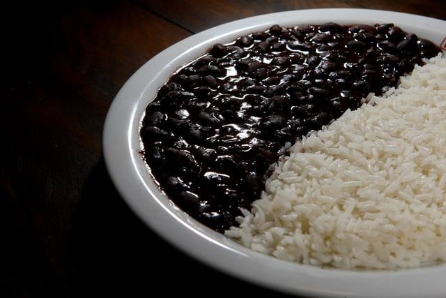 Proteínas Alternativas Perdem Fôlego, Arroz e Feijão Mantêm Espaço