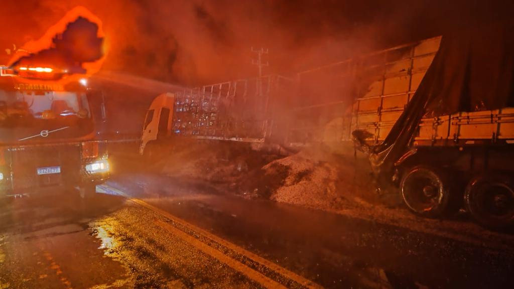 Incêndio em Carreta de Soja Consome 18 Mil Litros de Água - Imagem do artigo original