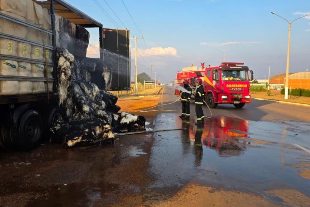Carga de Algodão Incendeia Avenida em Campo Verde - Imagem do artigo original
