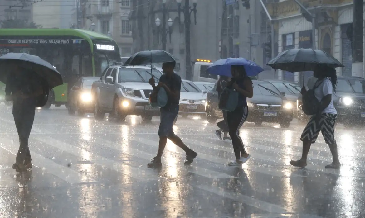 Chuvas e Ventos Fortes Avançam por Sul, Sudeste e Centro-Oeste - Imagem do artigo original