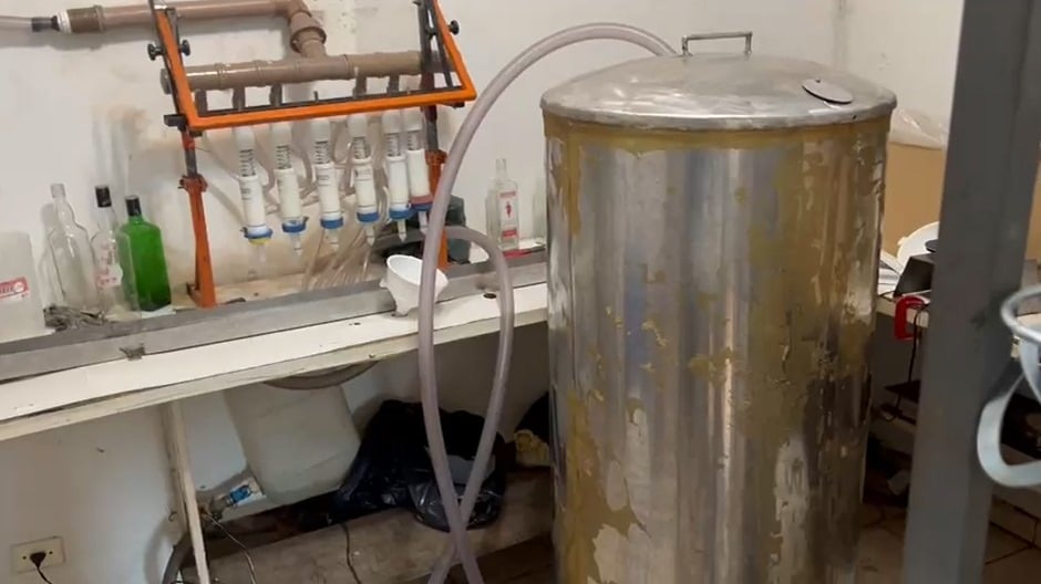 Polícia Fecha Fábrica de Bebidas Falsificadas em Americana - Imagem do artigo original