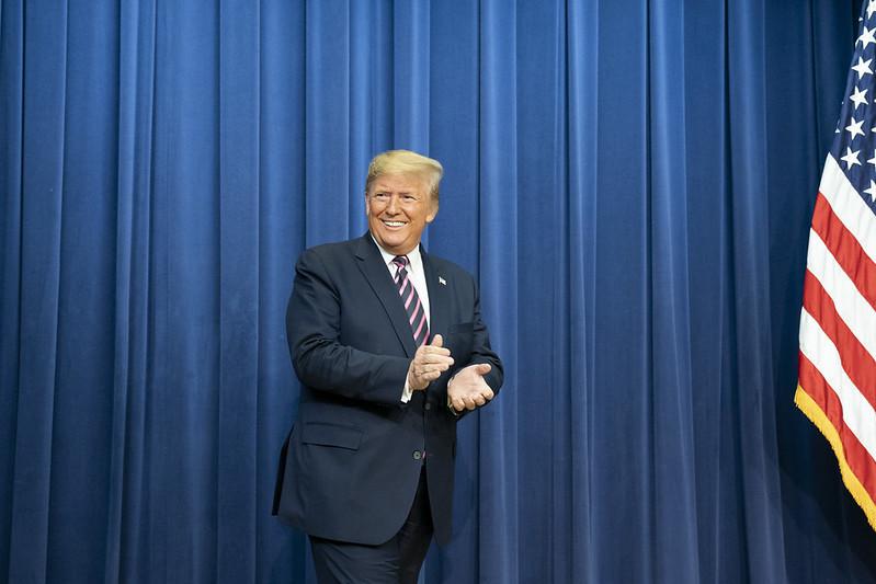 EUA Impõem Tarifa Extra de 100% a Produtos Chineses - Imagem do artigo original