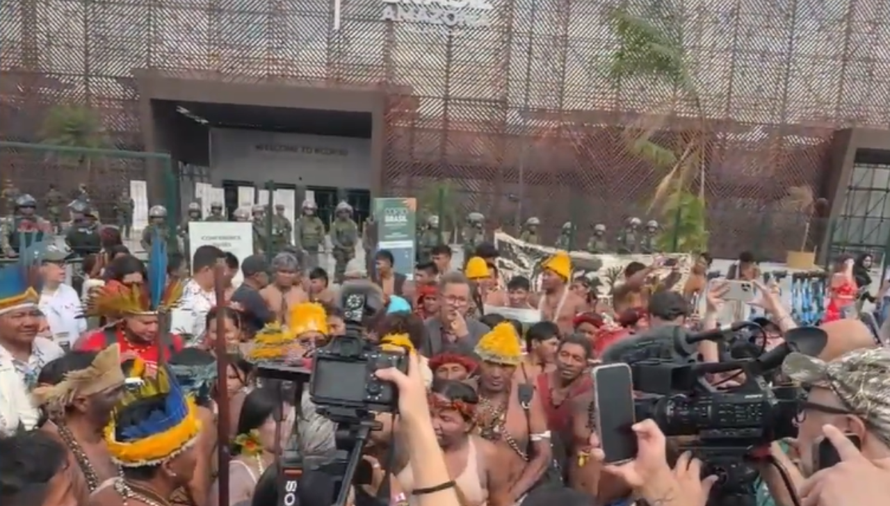 Protesto Indígena Bloqueia Entrada Principal da COP30