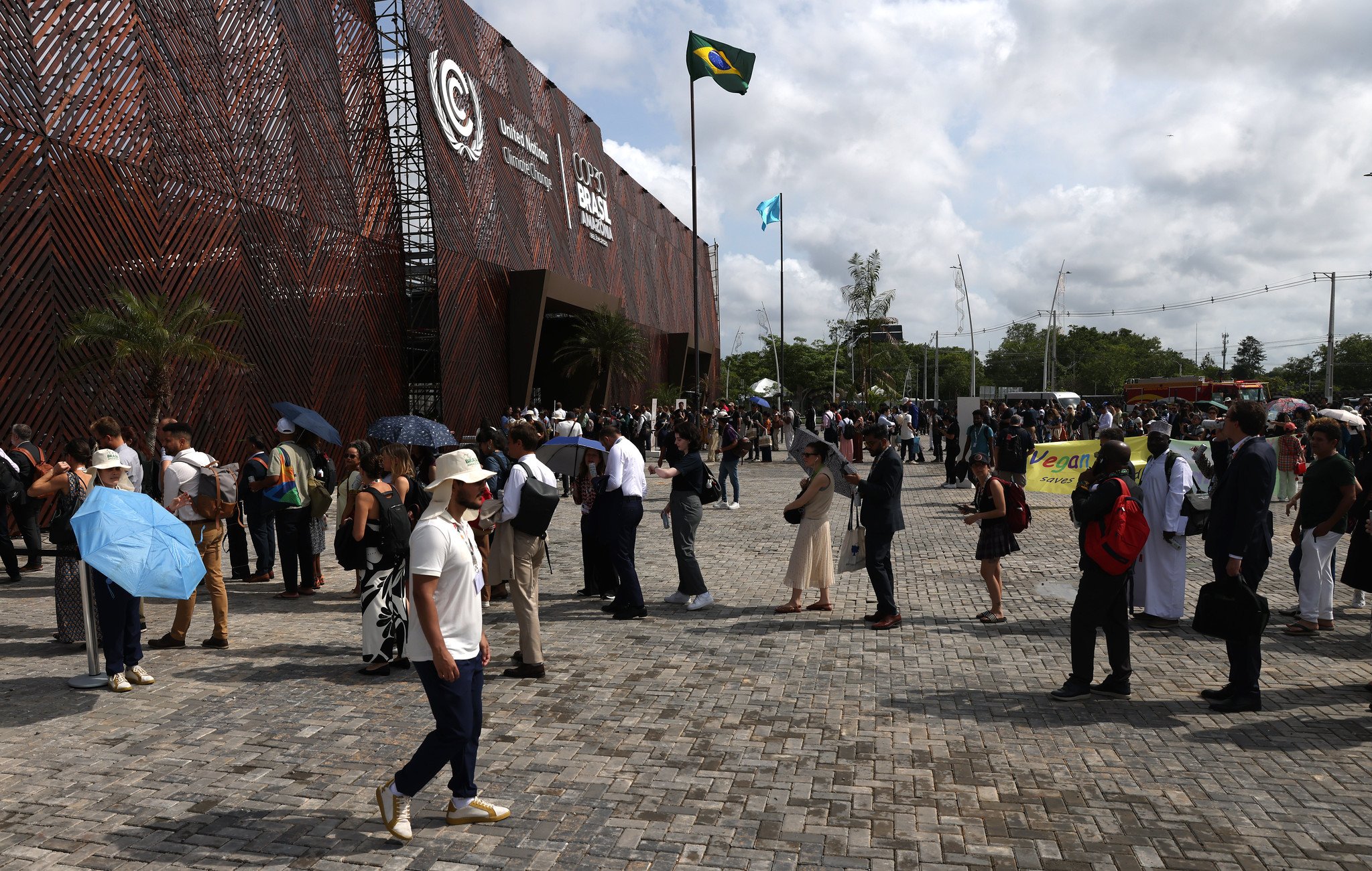 Manifestantes Tentam Invadir Zona Azul da COP30 - Imagem do artigo original