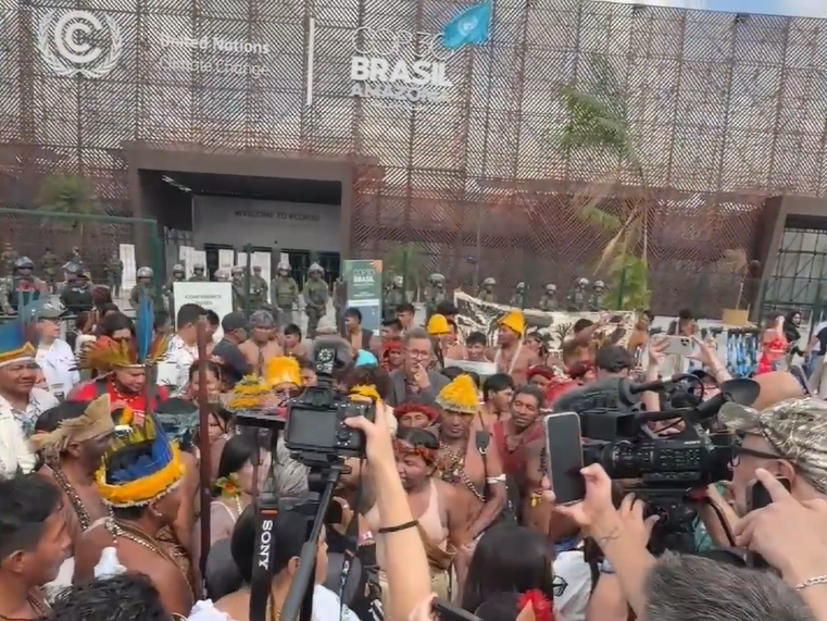 Protesto Indígena Bloqueia Entrada Principal da COP30 - Imagem do artigo original