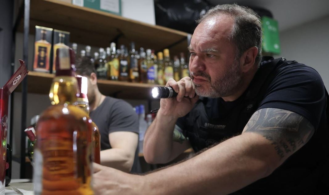 Operação Em Adega Suspeita Apreende Bebidas e Fogos - Imagem do artigo original