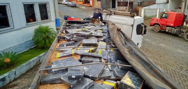 PRF Apreende 1,6 T de Maconha em Carga de Soja no PR - Imagem do artigo original